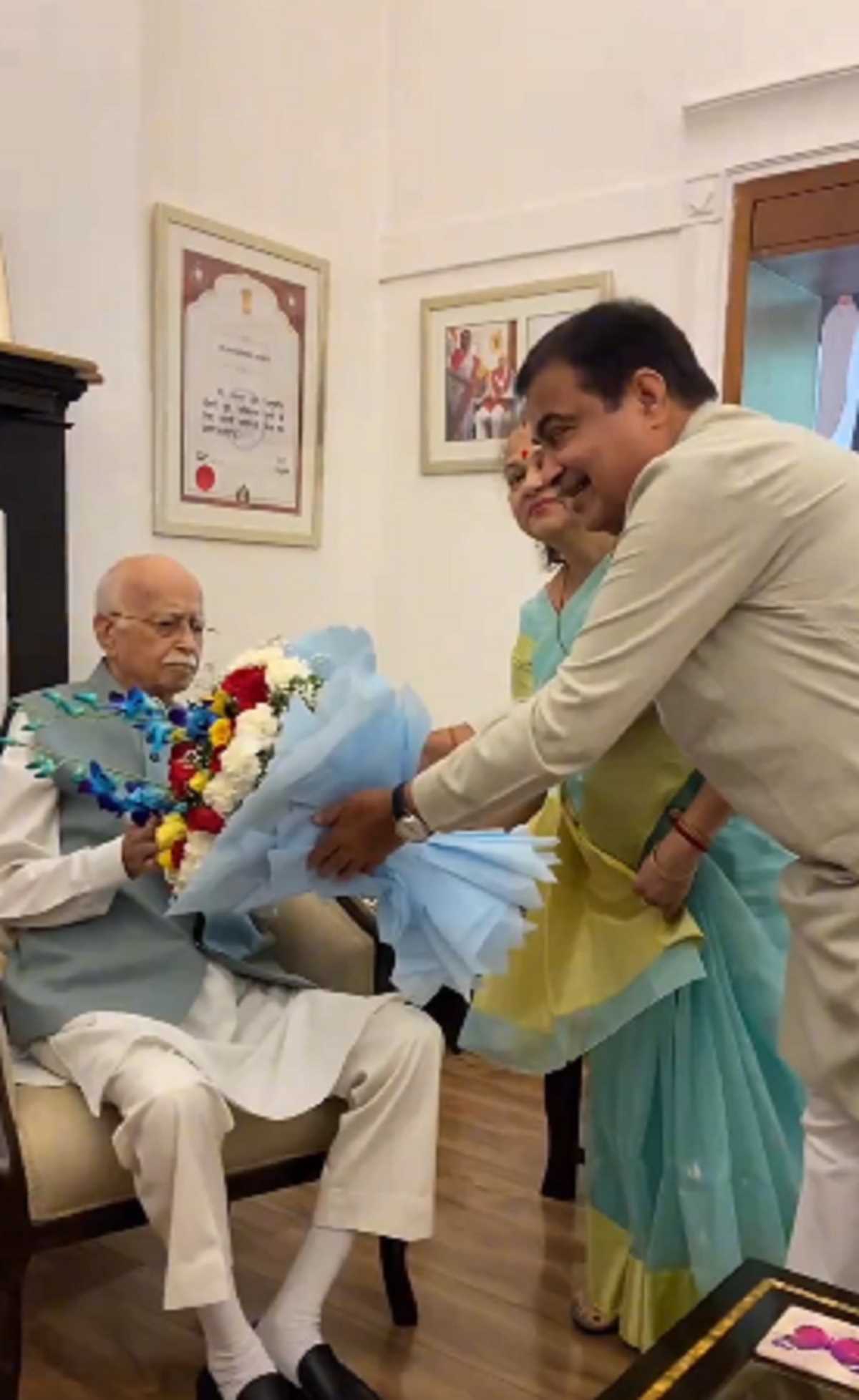 गडकरी ने आडवाणी, जोशी से लिया आशीर्वाद, पूर्व राष्ट्रपति कोविंद से भी की मुलाकात